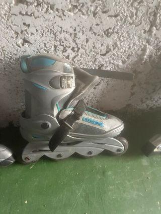 Patines en línea plateados y azules