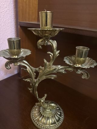 Candelabro de metal dorado