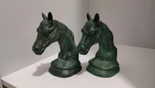 Busto Escultura Sujeta Libros Caballos 640513926