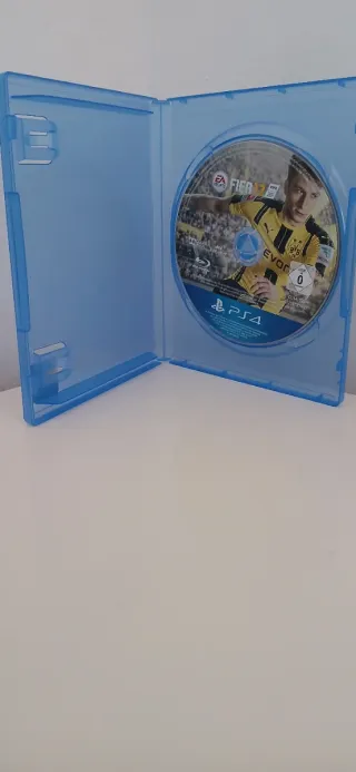 PS4 con 2 mandos y 4 juegos