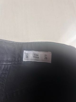 Vaqueros negros desgastados