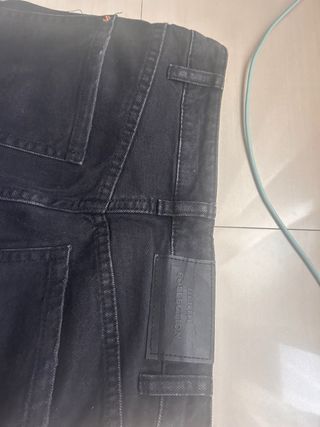 Vaqueros negros desgastados