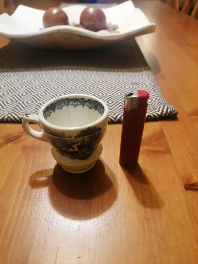 Tacita antigua decorada