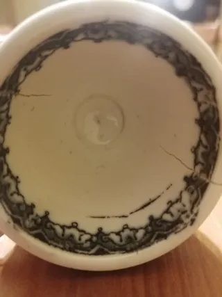 Tacita antigua decorada