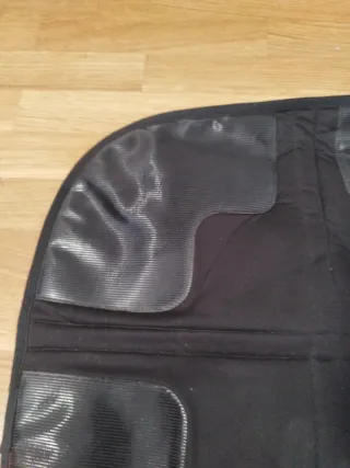 Protector asiento coche negro.