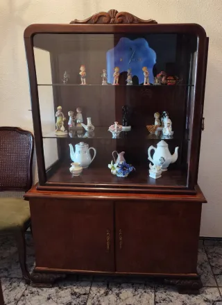 Vitrina antigua de madera y cristal