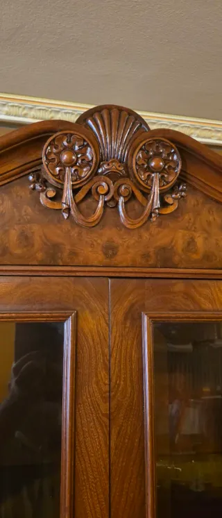 Vitrina de madera y cristal