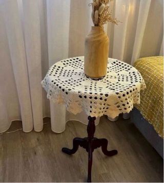 Mesita auxiliar de madera antigua