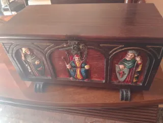 Baúl pequeño de madera tallada