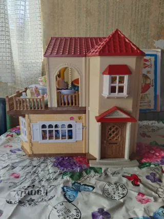 Casa de  los sylvanians completa con todo.
