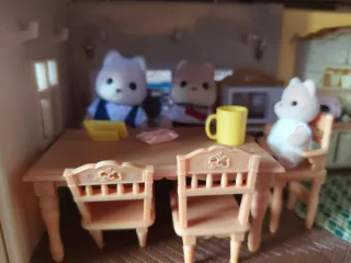 Casa de  los sylvanians completa con todo.