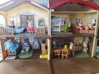 Casa de  los sylvanians completa con todo.