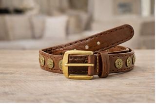Cinturón de cuero marrón con detalles dorados