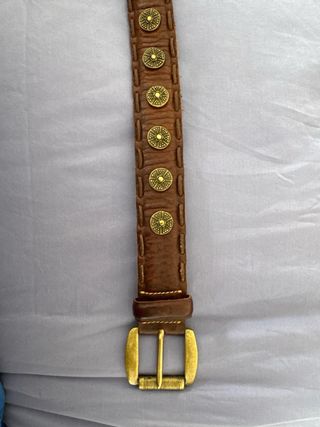 Cinturón de cuero marrón con detalles dorados