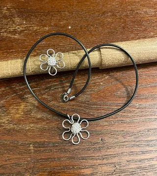 Collana fiore con perla bianca e cristalli