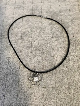 Collana fiore con perla bianca e cristalli