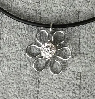 Collana fiore con perla bianca e cristalli