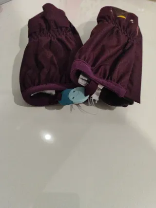 Manoplas nieve bebé pingüino. Marca Wedze