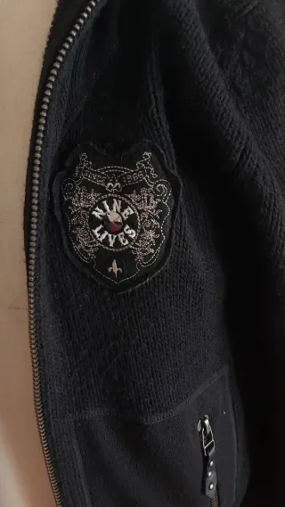 Maglione con zip e patch Nine Lives tg L