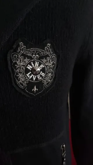 Maglione con zip e patch Nine Lives tg L