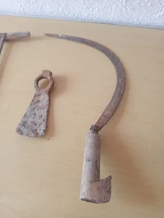 3 herramientas rústicas antiguas