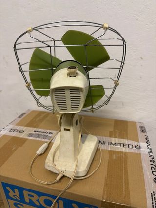 Ventilador pequeño verde y blanco.