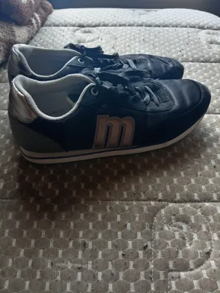 Bambas MustangNegras, lengüeta interior izq.suelta