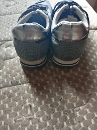 Bambas MustangNegras, lengüeta interior izq.suelta