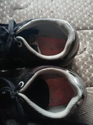 Bambas MustangNegras, lengüeta interior izq.suelta