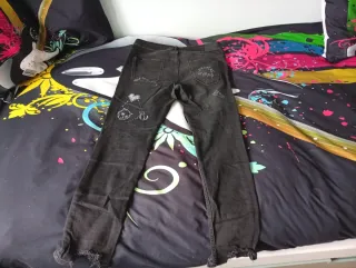 Vaqueros Zara negros con dibujos