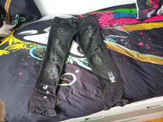 Vaqueros Zara negros con dibujos