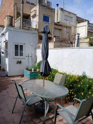 Mesa cristal y 3 sillas con sombrilla