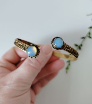 Brazalete pulsera ajustable latón y vidrio opalino