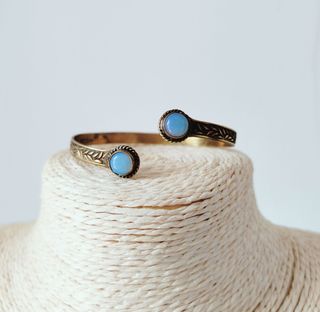 Brazalete pulsera ajustable latón y vidrio opalino