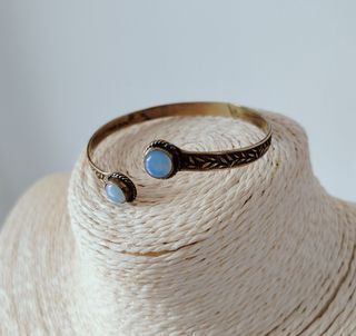 Brazalete pulsera ajustable latón y vidrio opalino