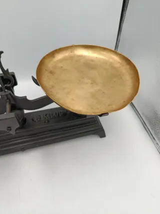 BALANZA CON PLATOS DE LATÓN PESA HASTA 5 KG.