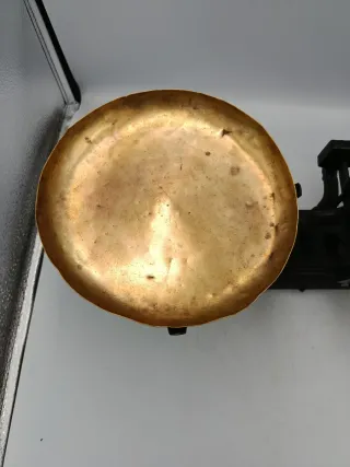 BALANZA CON PLATOS DE LATÓN PESA HASTA 5 KG.