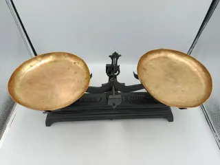 BALANZA CON PLATOS DE LATÓN PESA HASTA 5 KG.