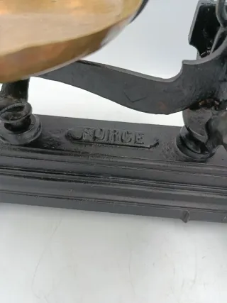 BALANZA CON PLATOS DE LATÓN PESA HASTA 5 KG.