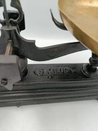 BALANZA CON PLATOS DE LATÓN PESA HASTA 5 KG.