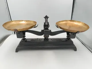 BALANZA CON PLATOS DE LATÓN PESA HASTA 5 KG.