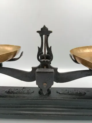 BALANZA CON PLATOS DE LATÓN PESA HASTA 5 KG.