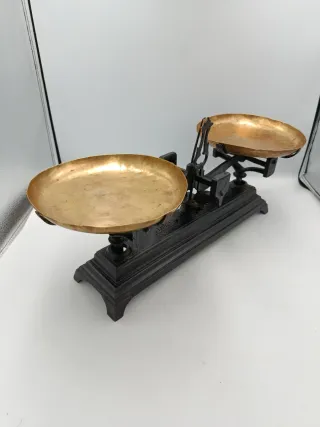 BALANZA CON PLATOS DE LATÓN PESA HASTA 5 KG.