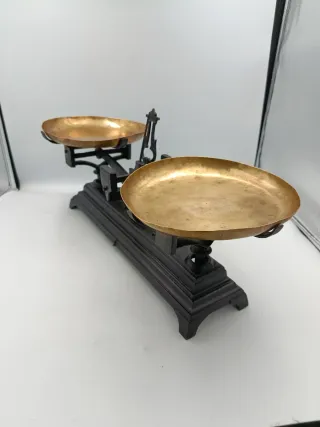 BALANZA CON PLATOS DE LATÓN PESA HASTA 5 KG.