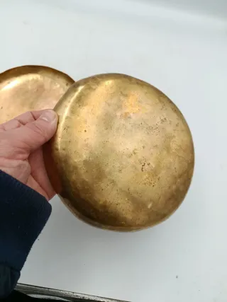 BALANZA CON PLATOS DE LATÓN PESA HASTA 5 KG.