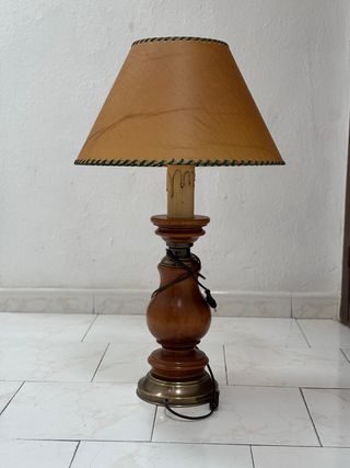 Lámpara de mesa madera y metal