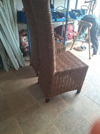 2 Sillas de mimbre y madera