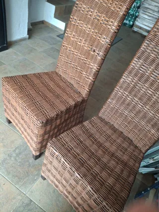 2 Sillas de mimbre y madera