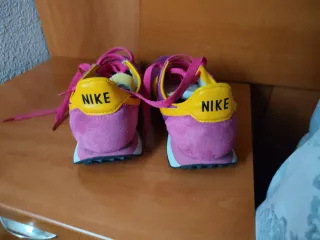 Zapatillas Nike Moradas y Amarillas