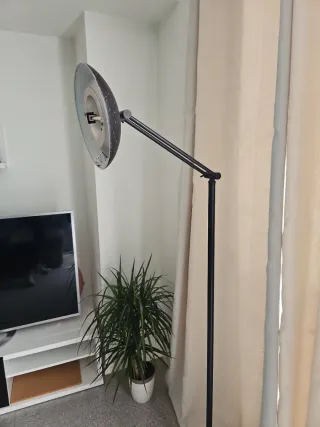 Lámpara de pie salón negra.  Entrega en mano